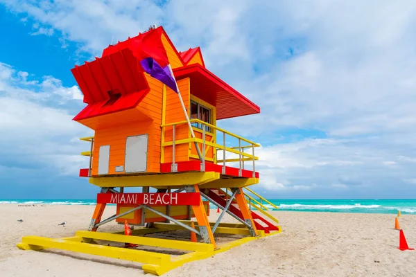 世界的に有名なマイアミビーのオレンジ、赤、黄色のライフガードタワー — ストック写真