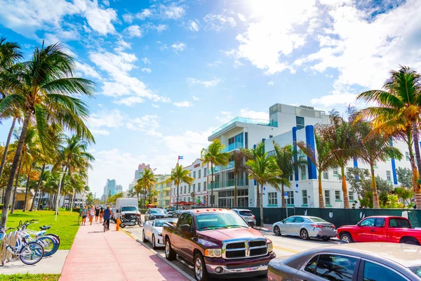 Zon schijnt over prachtige Ocean Drive in South Beach — Stockfoto