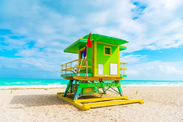 世界的に有名なマイアミビーチのカラフルなライフガード小屋 — ストック写真