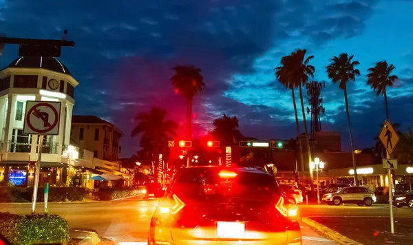 Tráfego em Nápoles em uma noite nublada — Fotografia de Stock