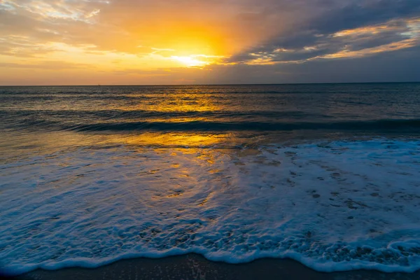 那不勒斯海滩海岸五颜六色的日落 — 图库照片