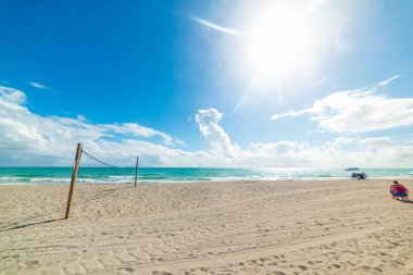 Güneşli bir günde Fort Lauderdale kıyısında Beach Volley net