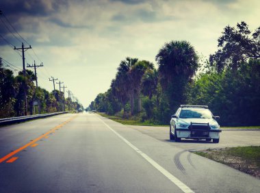 Florida Everglades Şerif araba yolun kenarına park