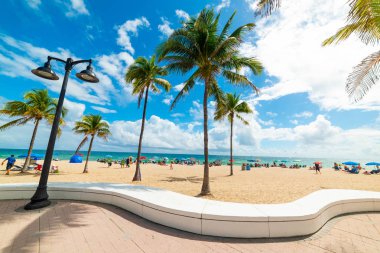 Güneşli bir günde Fort Lauderdale kıyısı