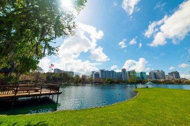 Orlando güzel Lake Eola Park üzerinde parlayan güneş