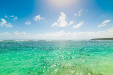 Guadeloupe La Caravelle plajda Turkuaz deniz ve mavi gökyüzü