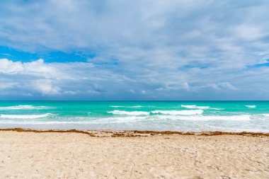 Miami Beach kıyı üzerinde bulutlu gökyüzü