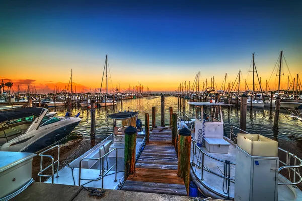 Łodzie w Coconut Grove Harbor o zachodzie słońca — Zdjęcie stockowe