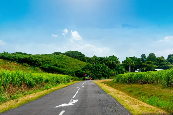 Traktor am Rande einer Landstraße in Guadeloupe — Stockfoto