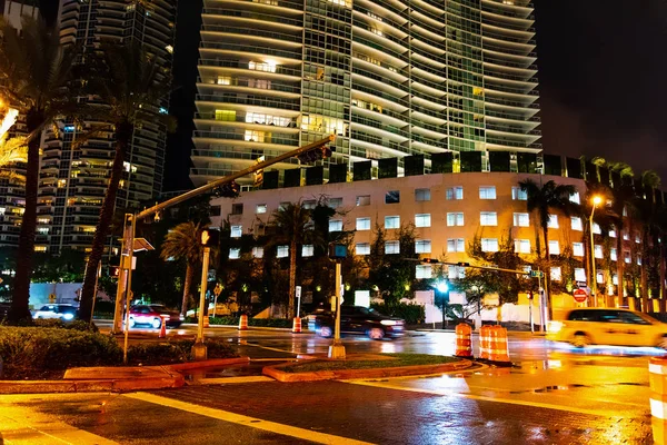 Crossroad i Downtown Miami på natten — Stockfoto