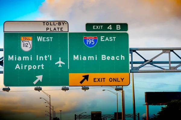 Miami Beach e Aeroporto Internacional de Miami sinal de saída em 195 Int — Fotografia de Stock