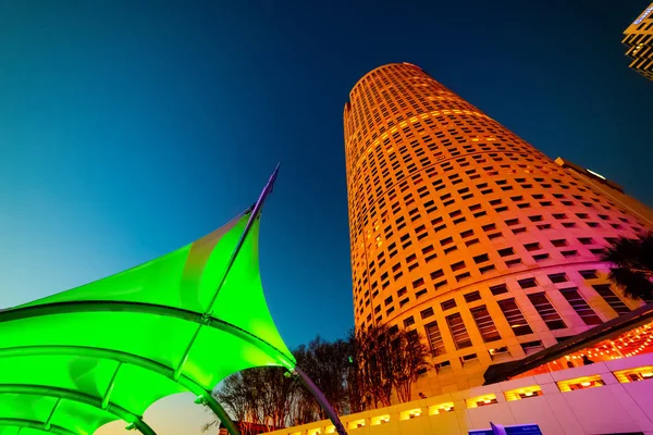 Skyscrapers and colorful shelter in Tampa riverwalk — Stock Photo, Image