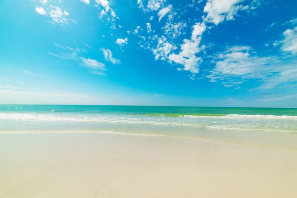 Água azul-turquesa e areia branca na bela praia de Veneza — Fotografia de Stock