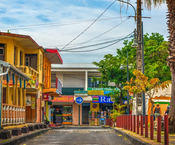 Úzká ulice v malé vesničce na Guadeloupe — Stock fotografie