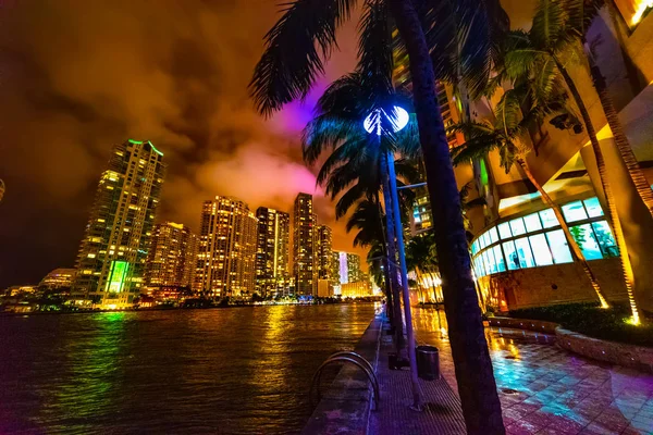 Färgglada natt i Miami River Walk — Stockfoto