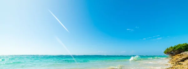 Cielo blu sopra Raisins Clairs spiaggia in Guadalupa — Foto Stock