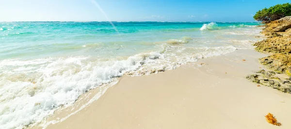 Piccola onda in Raisins Clairs spiaggia — Foto Stock