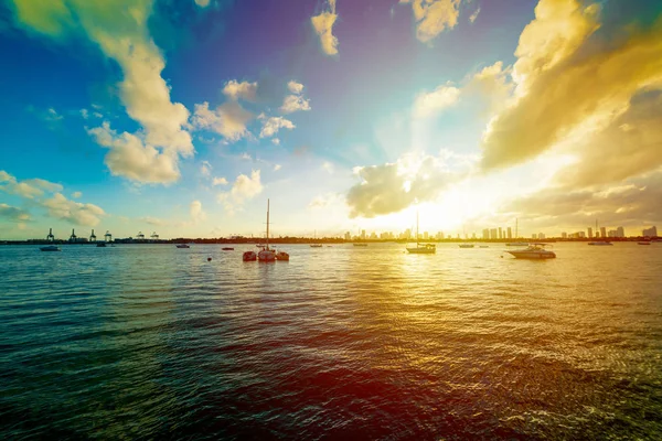 Sun shining over Miami Beach bayfront at sunset — Stock Photo, Image