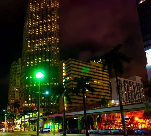 Trilho de monotrilho e arranha-céus no centro de Miami à noite — Fotografia de Stock