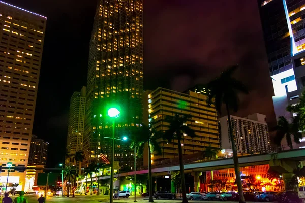 Arranha-céus e trilhos de monotrilho no centro de Miami à noite — Fotografia de Stock