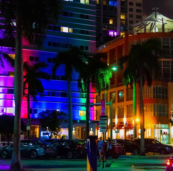夜のダウンタウン マイアミにカラフルな建物 — ストック写真