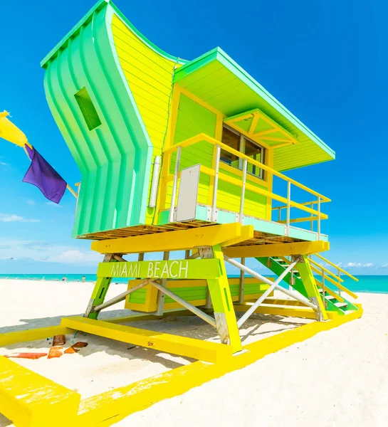 Tour de sauveteur colorée sous un ciel bleu à Miami Beach — Photo