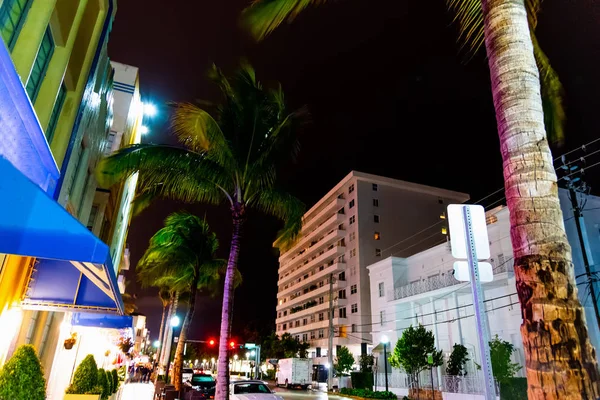 Vacker Ocean Drive på natten i Miami Beach — Stockfoto
