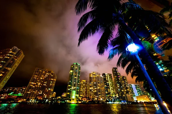 Miami Riverwalk à noite — Fotografia de Stock