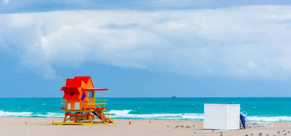 マイアミビーチの赤とオレンジのライフガード小屋 — ストック写真