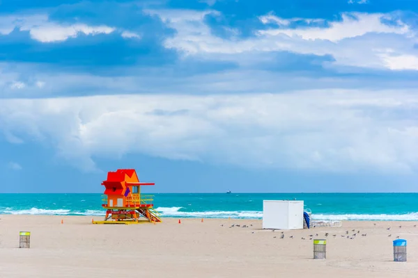 マイアミビーチの赤とオレンジのライフガードタワー — ストック写真