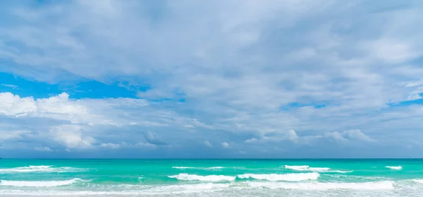 Mulet himmel över Miami Beach turkos hav — Stockfoto