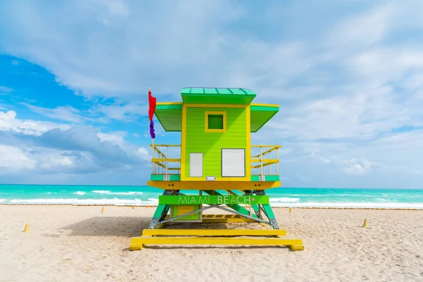 美しいマイアミビーチの緑と黄色のライフガードタワー — ストック写真