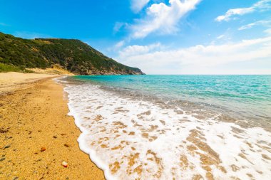 Renkli sahil Solanas Beach