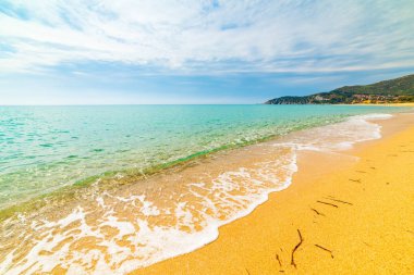 Altın kum Solanas Beach