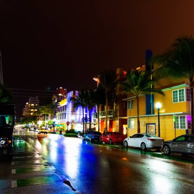 Geceleri Miami Beach renkli binalar