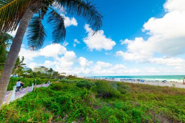 Bulutlu bir günde Miami Beach sahil