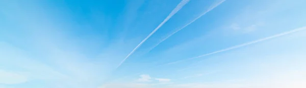 Kontraster og blå himmel – stockfoto