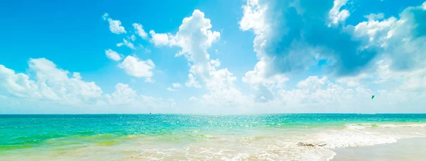 Vita moln över Pointe de Saline stranden i Guadeloupe — Stockfoto