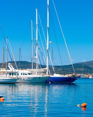 맑은 날에 알게로 항구에 있는 배