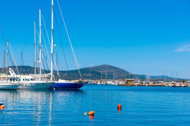 Açık bir yaz gününde Alghero limanında Tekneler