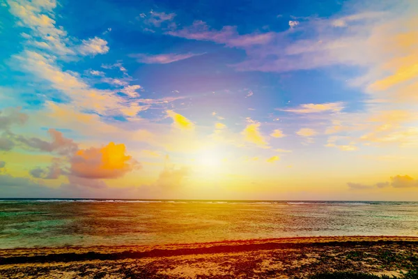 Pôr do sol na praia de Bois Jolan em Guadalupe — Fotografia de Stock