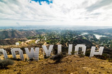 Bulutlu bir günde dünyaca ünlü Hollywood işareti