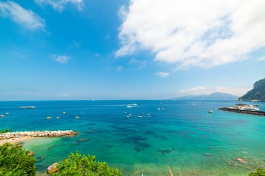 Güzel Capri adası üzerinde Bulutlar