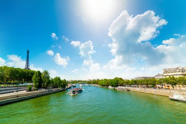 Arka planda Eyfel kulesi ile Seine nehri
