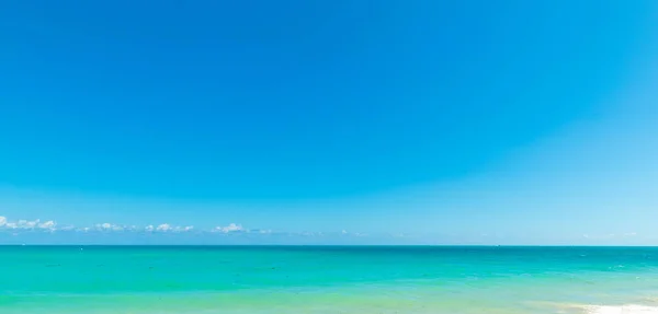 Cielo azul sobre la mundialmente famosa Miami Beach —  Fotos de Stock