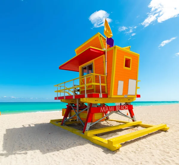 Tour de sauveteur colorée dans la célèbre plage de Miami — Photo