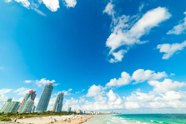 Blue sky over beautiful Miami Beach shore — Stock Photo, Image