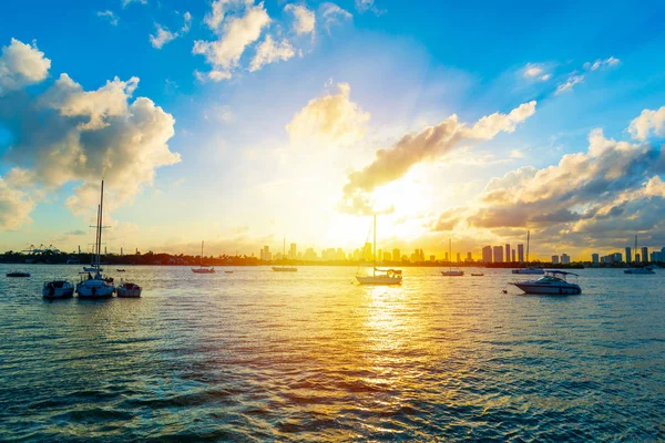 Zon schijnt over Miami Beach Bayfront bij zonsondergang — Stockfoto
