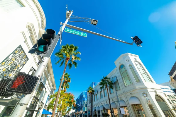 Modrá obloha nad slavným Rodeo Drive v Beverly Hills — Stock fotografie