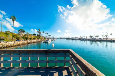 Bulutlu bir günde Oceanside limanı